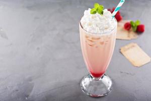 milk-shake gelado com calda de framboesa e chantilly foto