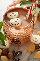 chocolate quente com bonecos de neve marshmallow foto