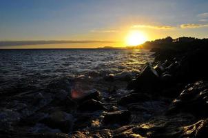 pôr do sol sobre o oceano atlântico foto