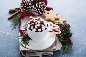 chocolate quente de natal com decorações festivas foto