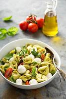 salada de macarrão italiano com tortellini de ricota e espinafre foto