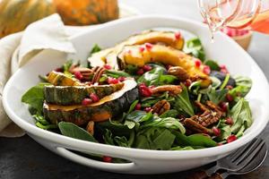 salada de outono com verduras e abóbora foto