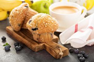 muffins de mirtilo e banana com café no café da manhã foto