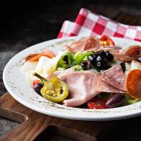 prato de antepasto com queijo e carne foto