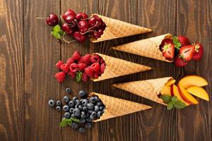 frutas frescas e bagas em cones de waffle foto