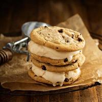 sanduíches de sorvete com biscoitos de chocolate foto