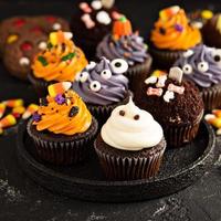 cupcakes e guloseimas festivas de halloween foto