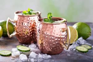 coquetel moscou mule com limão e pepino foto