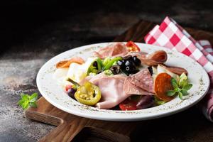 prato de antepasto com queijo e carne foto