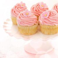 cupcakes de baunilha com cobertura de framboesa rosa foto