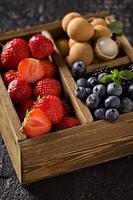 frutas frescas em caixa de madeira foto