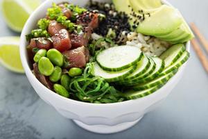 poke bowl com atum cru, arroz e legumes foto