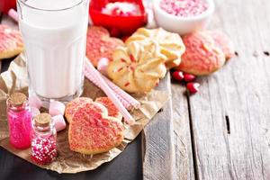 biscoitos de dia dos namorados com leite foto