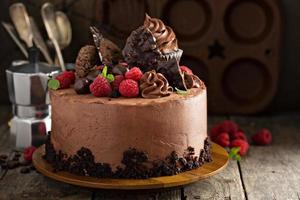 bolo de chocolate gourmet com decorações foto