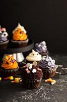 cupcakes e guloseimas festivas de halloween foto