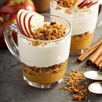 parfait de iogurte e compota de maçã com granola foto