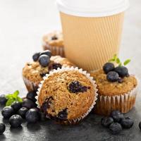 Muffins veganos de banana e mirtilo com café para viagem foto