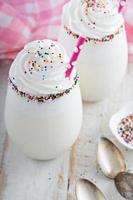 Milk-shake de baunilha com chantilly e confeitos foto