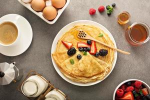 crepes finos com frutas e mel foto