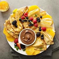 crepes finos com frutas frescas e bagas foto