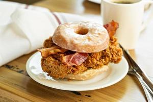 sanduíche de frango frito e bacon em um donut foto