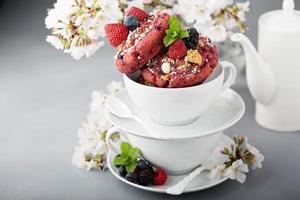 rosquinhas de bolo de frutas vermelhas em um copo branco foto