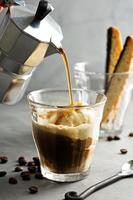 café affogato com sorvete de baunilha foto