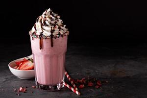 Milk-shake de morango com chantilly foto