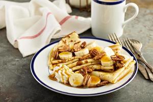 crepes com banana e caramelo foto