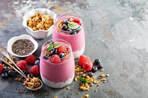 parfait de pudim de chia com smoothie de frutas vermelhas foto