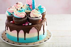 bolo de aniversário festivo e colorido foto