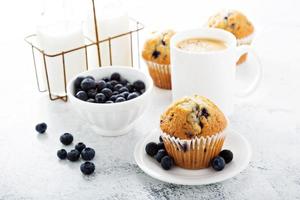 café da manhã iluminado e arejado com muffin de mirtilo foto