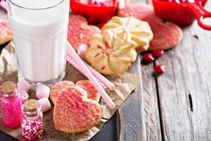 biscoitos de dia dos namorados com leite foto