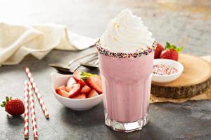 Milk-shake de morango com chantilly foto