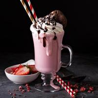 Milk-shake de morango com chantilly foto