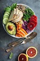 tigela de almoço saudável com frango e quinoa foto
