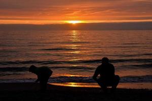 pôr do sol sobre o oceano foto