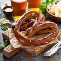 pretzels recém-assados com cerveja foto