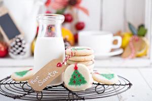 biscoitos de árvore de natal com leite foto