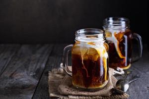 café gelado com leite em potes de pedreiro foto