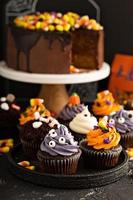 cupcakes de halloween com decorações foto