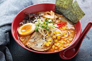 tigela de ramen com macarrão e carne de porco foto