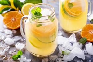 limonada de frutas cítricas em frascos de pedreiro foto