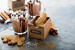 chocolate quente com marshmallows e biscoitos foto