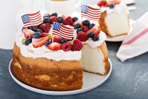 bolo de comida de anjo com chantilly e frutas vermelhas foto