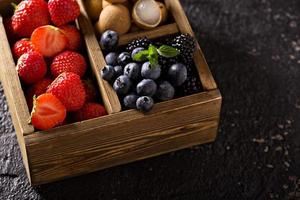 frutas frescas em caixa de madeira foto