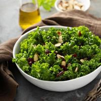 salada saudável fresca com couve e cranberry foto