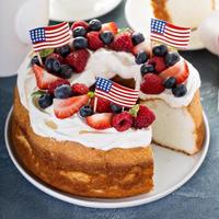 bolo de comida de anjo com chantilly e frutas vermelhas foto