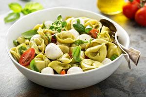 salada de macarrão italiano com tortellini de ricota e espinafre foto