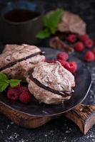 sobremesa de merengue com chocolate e framboesas foto